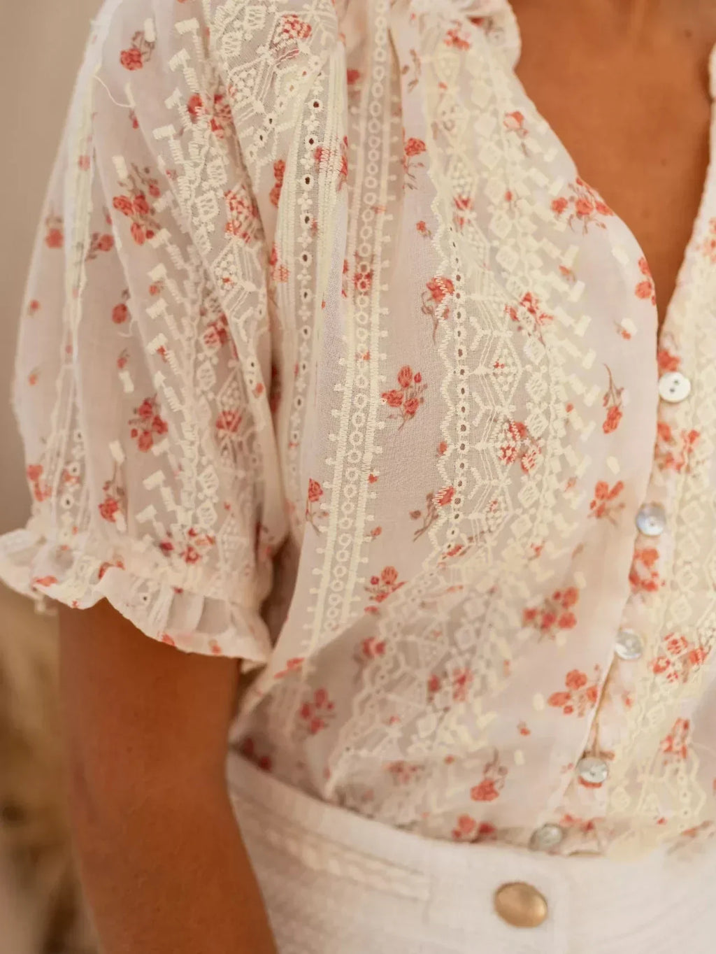 Blusa floral con encanto veraniego